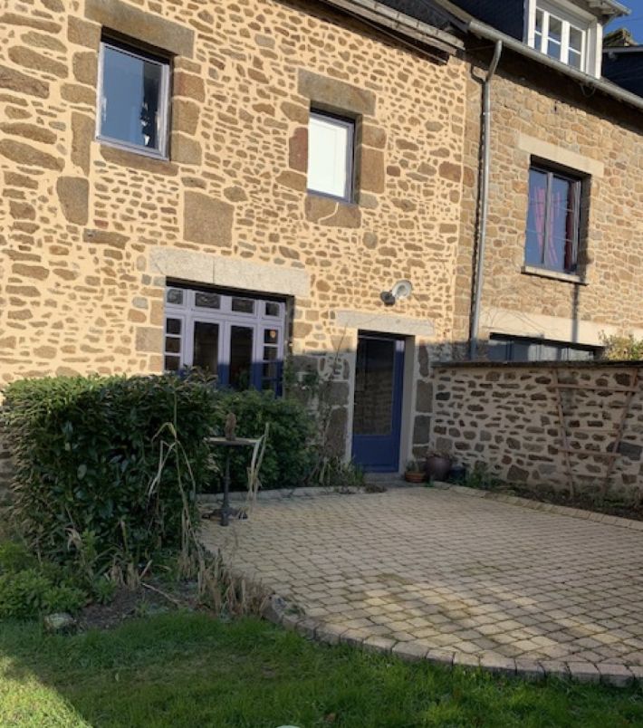 Traditional House with Garden and Outbuilding