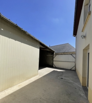 Detached House with Garden and Outbuilding