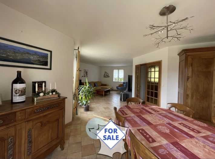Superb Detached Property With Landscaped Gardens