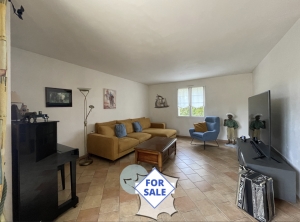 Superb Detached Property With Landscaped Gardens