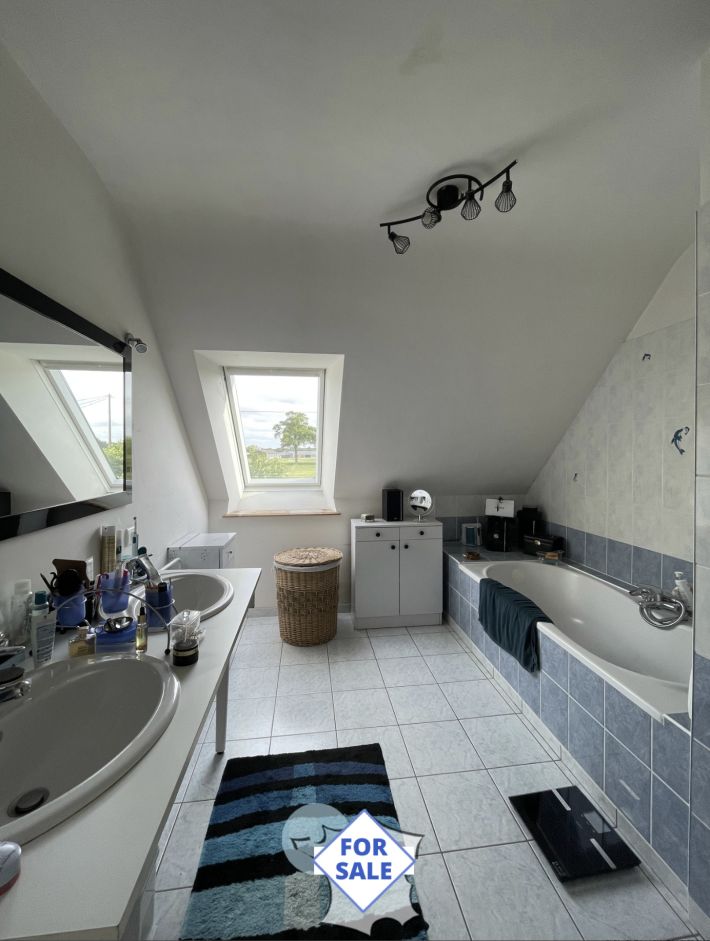 Superb Detached Property With Landscaped Gardens