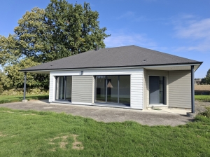Detached House with Garden and Outbuilding