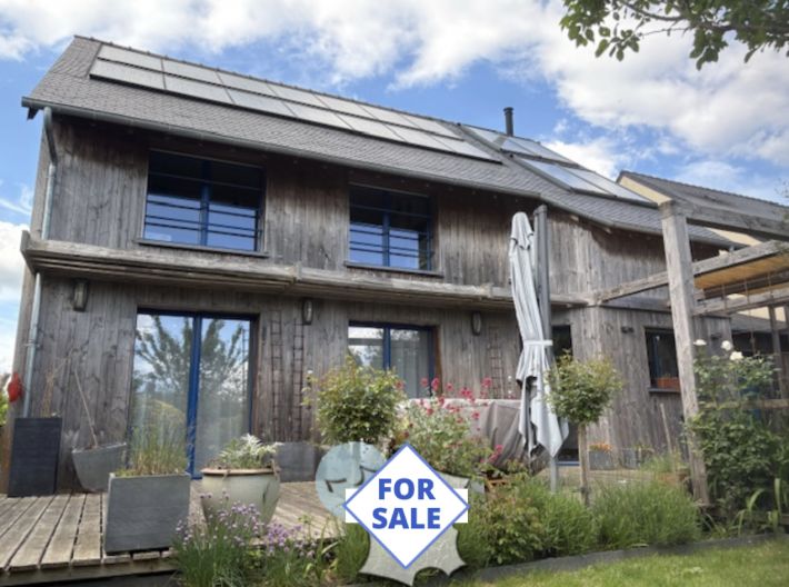 Contemporary Detached House with Lovely Garden