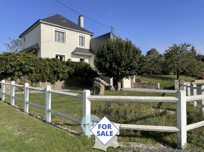 Detached Country House with Landscaped Garden