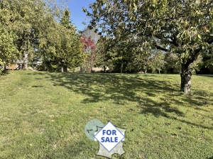 Detached Country House with Landscaped Garden