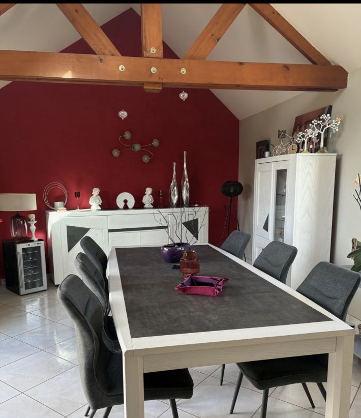 Detached House with Garden In Nice Location