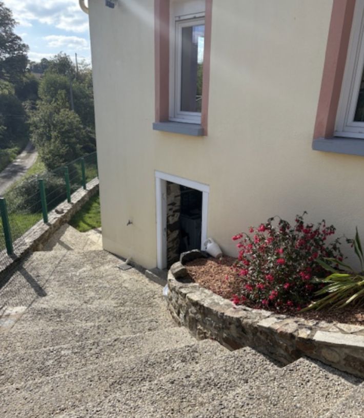 Detached House with Garden In Nice Location