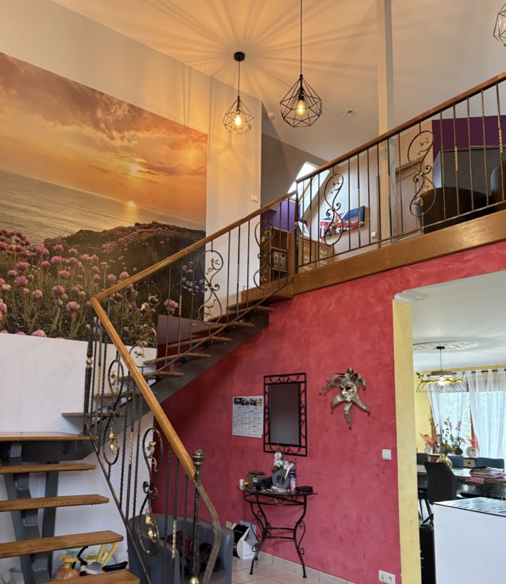 Contemporary Detached House with Swimming Pool and More