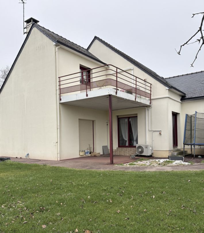 Contemporary Detached House with Swimming Pool and More