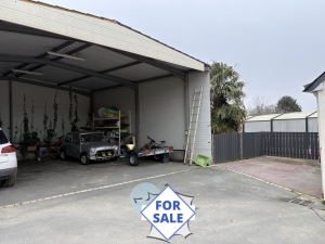 Contemporary Detached House with Swimming Pool and More