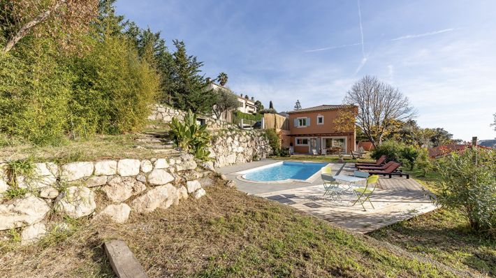 Stunning Detached House with Swimming Pool