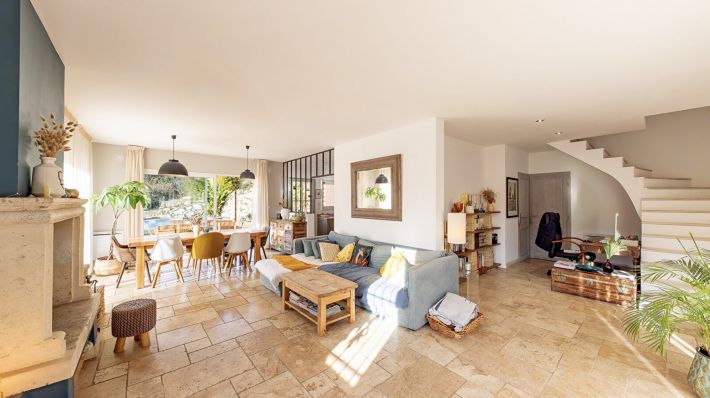 Stunning Detached House with Swimming Pool