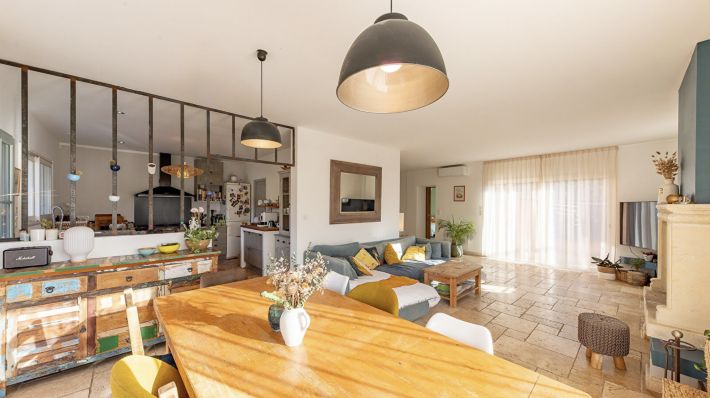 Stunning Detached House with Swimming Pool