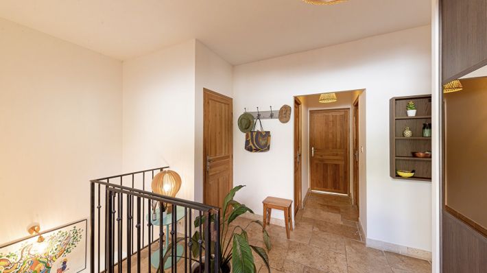 Stunning Detached House with Swimming Pool