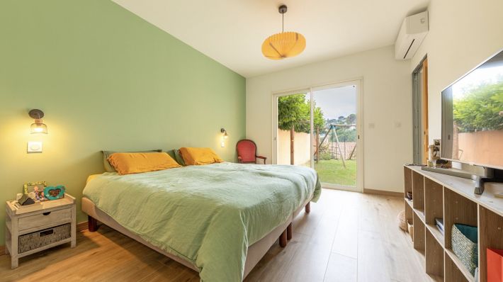 Stunning Detached House with Swimming Pool