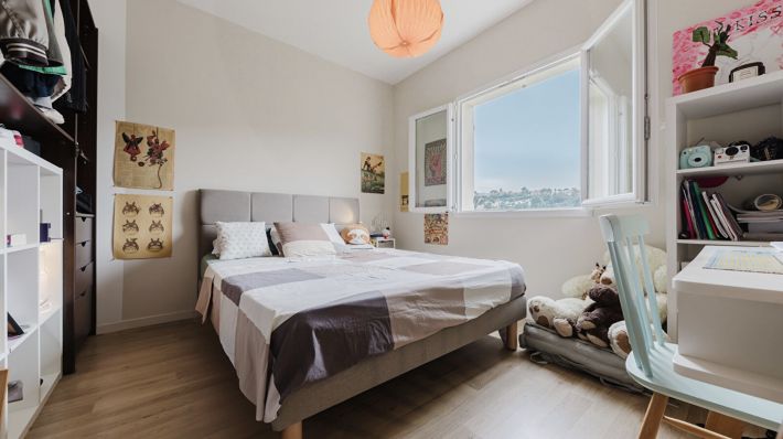 Stunning Detached House with Swimming Pool