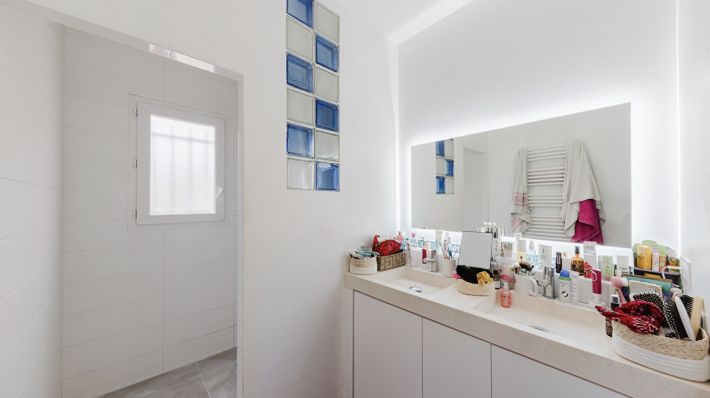 Stunning Detached House with Swimming Pool