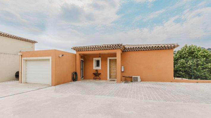 Stunning Detached House with Swimming Pool