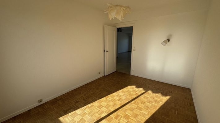 Apartment with Balconies and Sea View