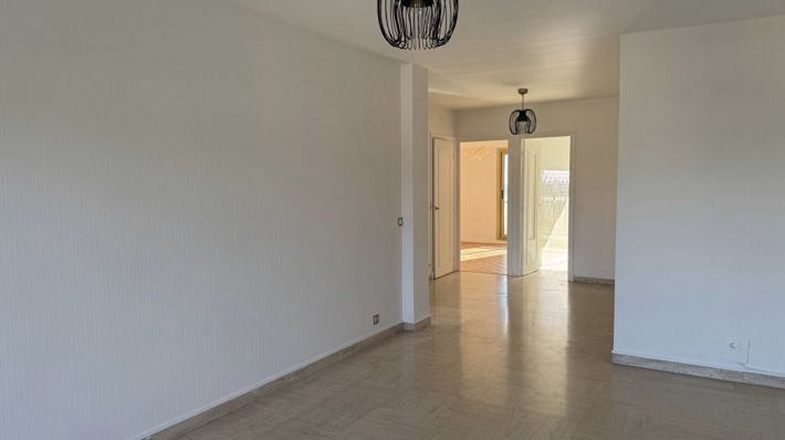 Apartment with Balconies and Sea View