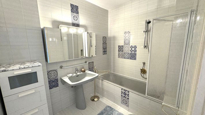 Apartment with Balconies and Sea View