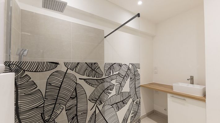 Apartment in Building with Concierge