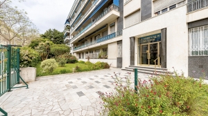 Apartment in Building with Concierge