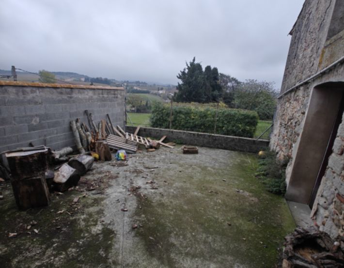 Village House With Numerous Outbuildings To Renovate