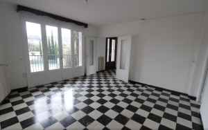 Villa with Garden in Nice Part of Town