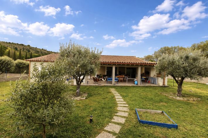 Modern Detached Villa with Mature garden with Open Views