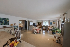 Modern Detached Villa with Mature garden with Open Views