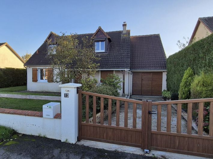 Traditional Detached House with Garden and Pool
