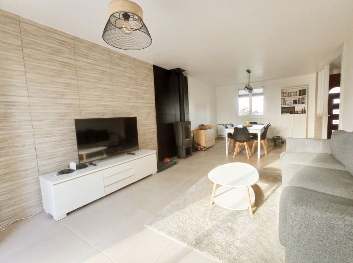 Traditional Detached House with Garden and Pool