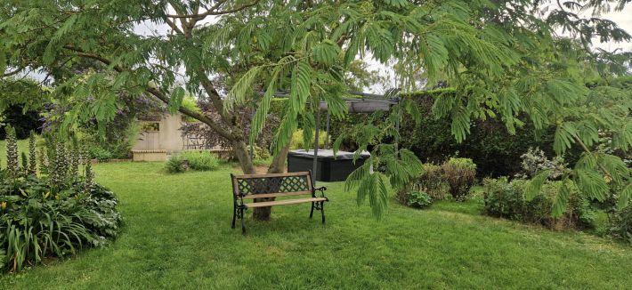 Traditional Detached House with Garden and Pool