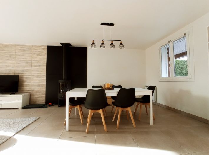 Traditional Detached House with Garden and Pool