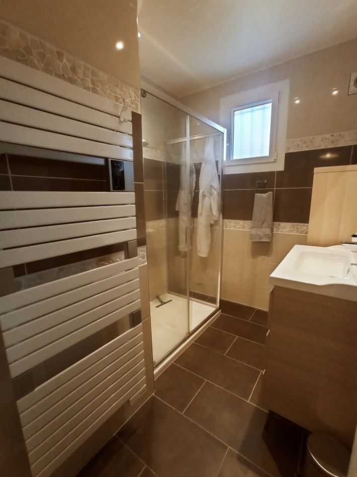 Traditional Detached House with Garden and Pool