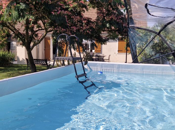 Traditional Detached House with Garden and Pool