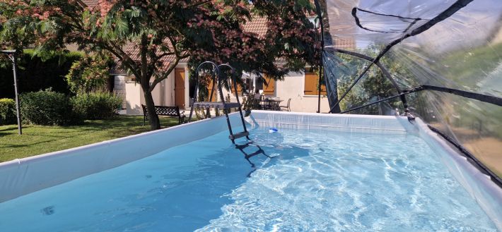 Traditional Detached House with Garden and Pool