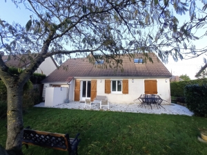 Traditional Detached House with Garden and Pool