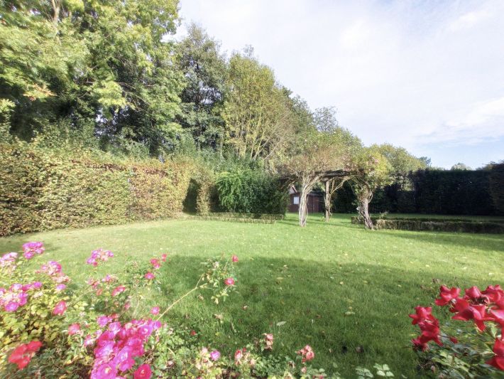 Detached House with Outbuilding and Lovely Garden