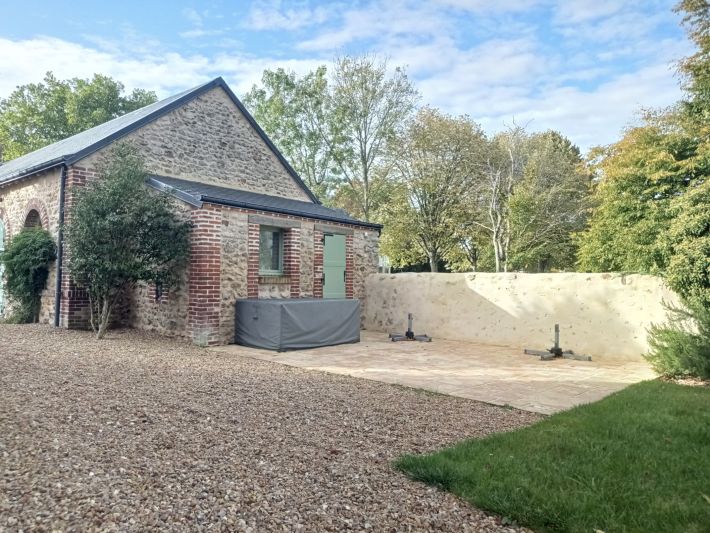 Detached House with Outbuilding and Lovely Garden