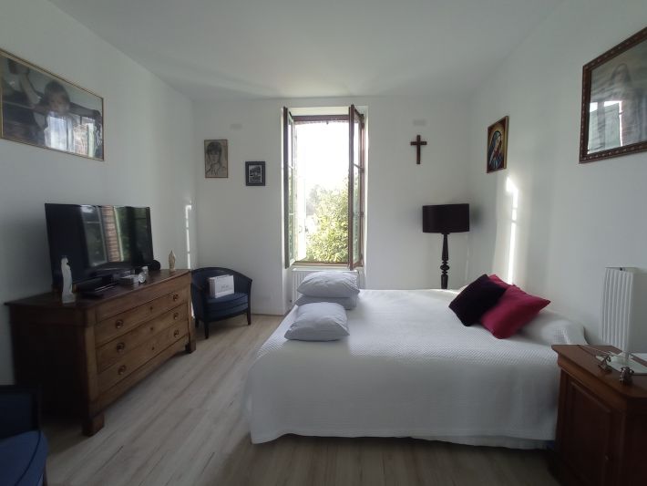 Detached House with Outbuilding and Lovely Garden