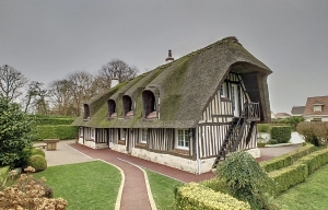 Detached Thatched Cottage with Landscaped Gardens