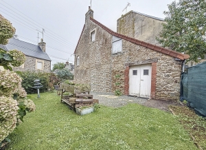 Town House with Neat Garden, Ideal Holiday Home