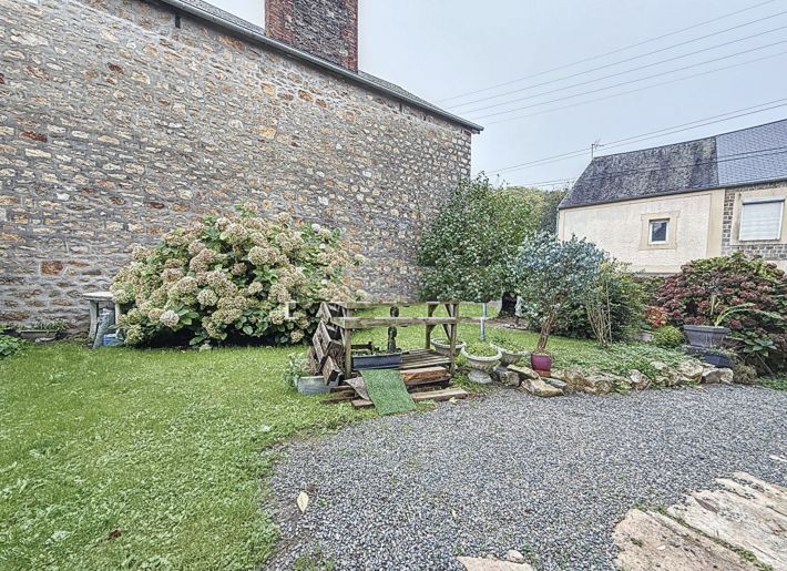 Town House with Neat Garden, Ideal Holiday Home