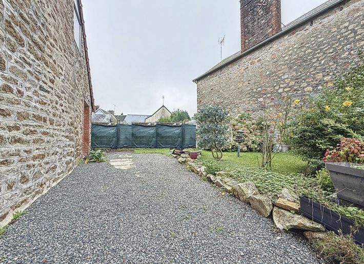 Town House with Neat Garden, Ideal Holiday Home
