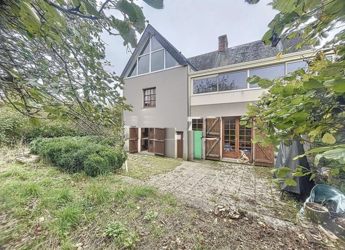 Detached House with Garden and Open View