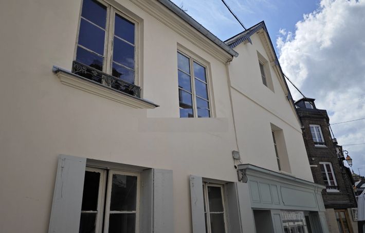 Building Including Apartment in Great Coastal Resort Location