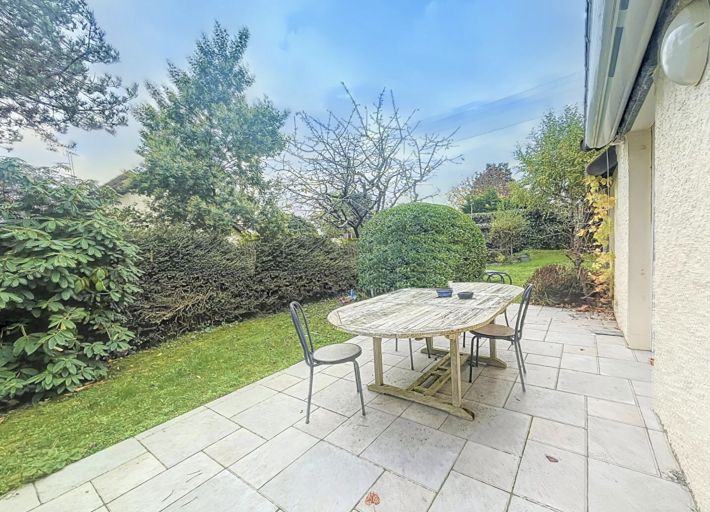 Coastal Property in Fine Fettle with Landscaped Garden