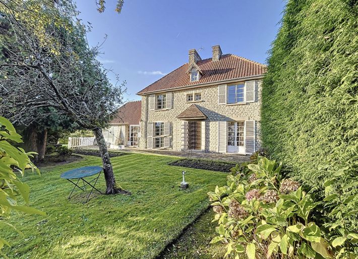 Detached House with Beautiful Garden